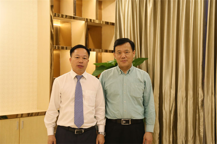 恒大材料公司董事长余伟桥与蜜桃视频网站入口公司董事长叶荣恒在“一对一”交流会上合影.jpg