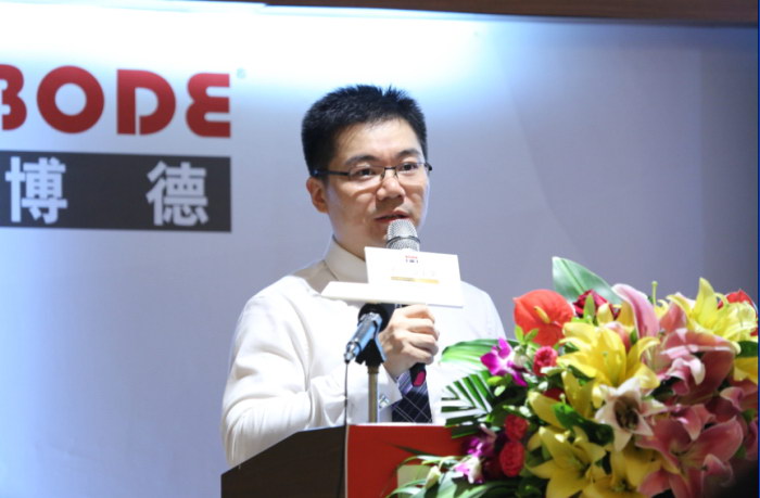 8蜜桃视频网站入口事业部总经理秦海胜作全面的销售数据分析，并提出本次活动的优惠政策和下半年的计划.jpg