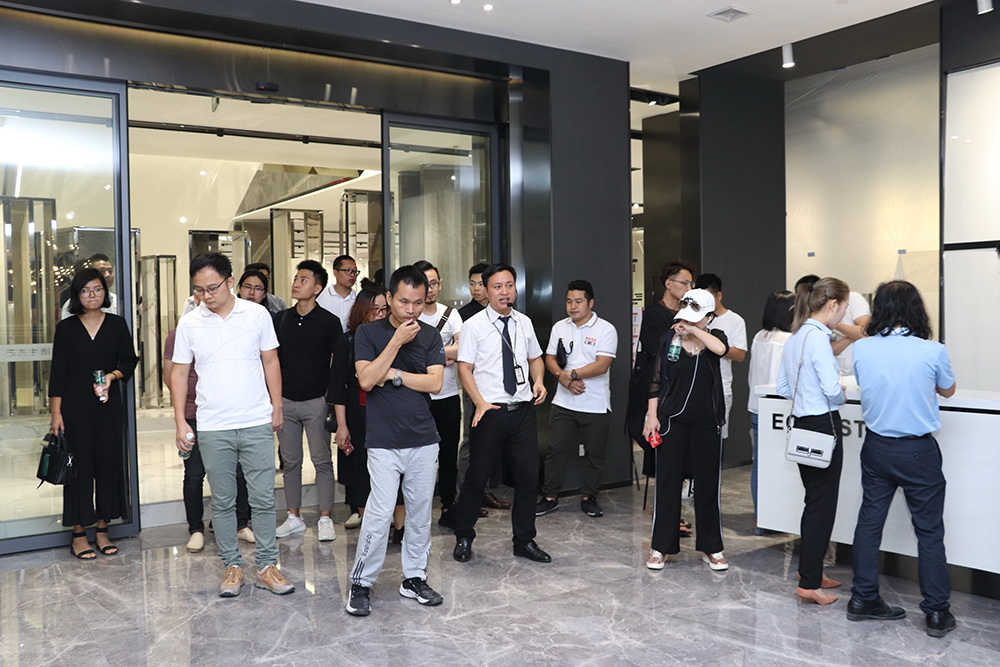 广州设计师们参观蜜桃视频网站入口展厅