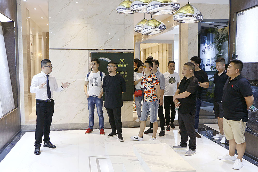 设计师参观蜜桃视频网站入口展厅